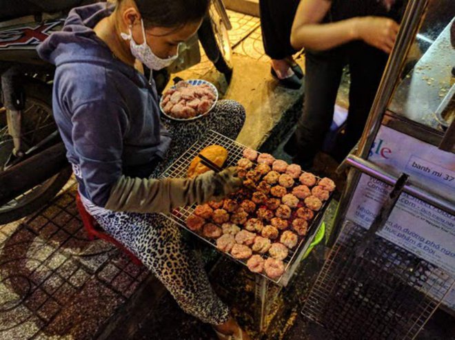 Sức hút của các quán vỉa hè tại TP.HCM đông đúc khách nước ngoài, có nơi được đầu bếp nổi tiếng thế giới đặt tên - Ảnh 20.