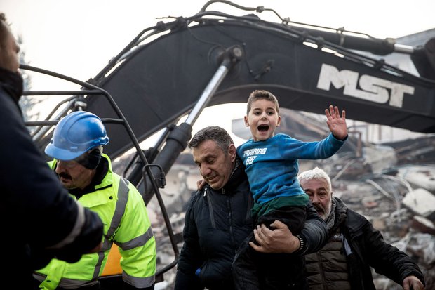  Khoảnh khắc bé trai Thổ Nhĩ Kỳ đoàn tụ với mẹ sau 52 giờ mắc kẹt vì động đất - Ảnh 2.