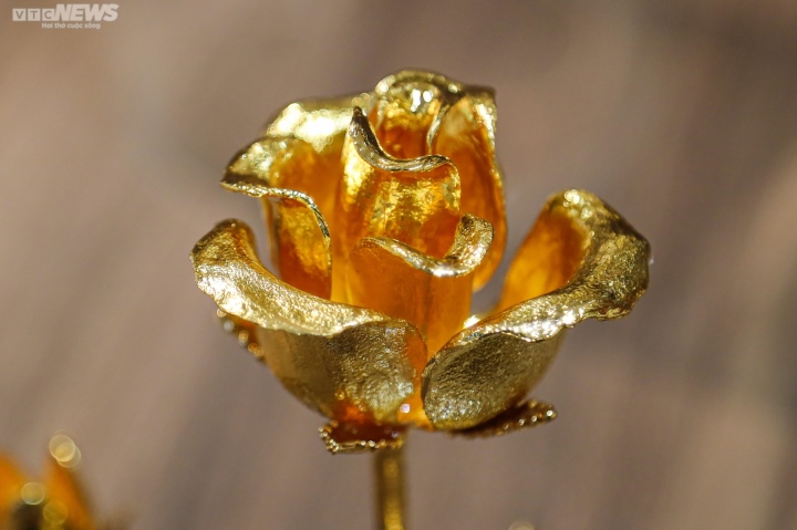 Quà Valentine độc lạ: Hoa hồng mạ vàng giá vài triệu đồng - Ảnh 9.
