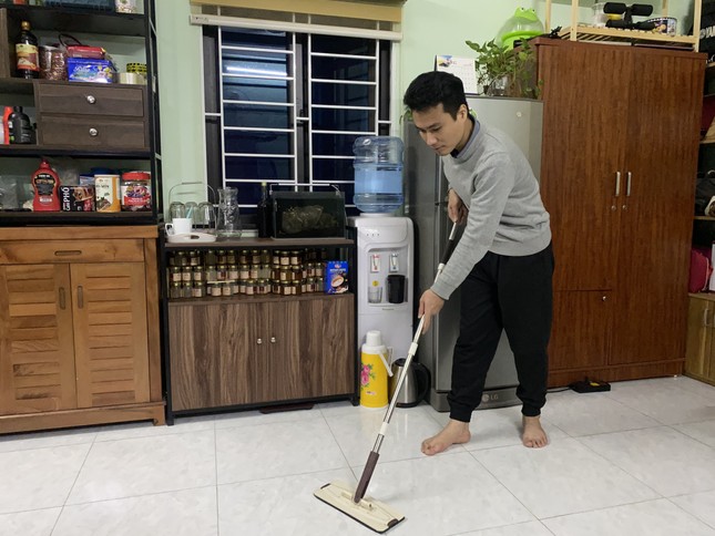 Nhà đổ mồ hôi, quần áo bốc mùi, người dân Hà Nội bỏ trăm triệu đồng để đối phó - Ảnh 6.