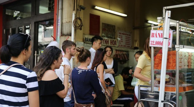 Sức hút của các quán vỉa hè tại TP.HCM đông đúc khách nước ngoài, có nơi được đầu bếp nổi tiếng thế giới đặt tên - Ảnh 18.