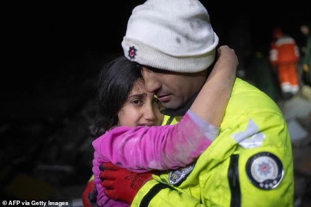Khoảnh khắc ám ảnh trong thảm họa động đất ở Thổ Nhĩ Kỳ: Cha bất lực nắm chặt tay con gái đã thiệt mạng dưới đống đổ nát - Ảnh 17.
