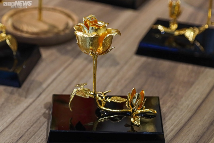 Quà Valentine độc lạ: Hoa hồng mạ vàng giá vài triệu đồng - Ảnh 7.
