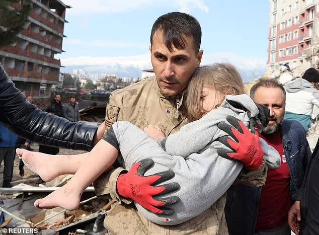 Khoảnh khắc ám ảnh trong thảm họa động đất ở Thổ Nhĩ Kỳ: Cha bất lực nắm chặt tay con gái đã thiệt mạng dưới đống đổ nát - Ảnh 16.