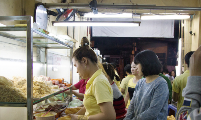 Sức hút của các quán vỉa hè tại TP.HCM đông đúc khách nước ngoài, có nơi được đầu bếp nổi tiếng thế giới đặt tên - Ảnh 15.