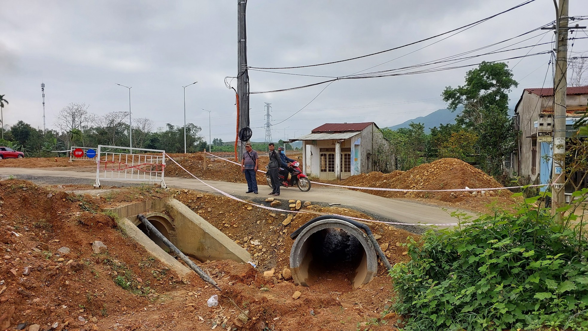 Ngổn ngang dự án nghìn tỷ, 3 lần gia hạn vẫn thi công... rùa bò - Ảnh 4. Ngổn ngang dự án nghìn tỷ, 3 lần gia hạn vẫn thi công... rùa bò - Ảnh 4.