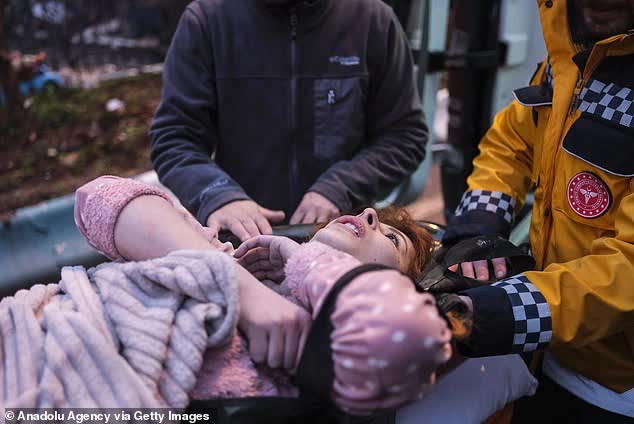 Khoảnh khắc ám ảnh trong thảm họa động đất ở Thổ Nhĩ Kỳ: Cha bất lực nắm chặt tay con gái đã thiệt mạng dưới đống đổ nát - Ảnh 15.