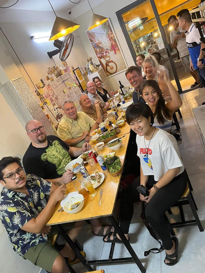 Sức hút của các quán vỉa hè tại TP.HCM đông đúc khách nước ngoài, có nơi được đầu bếp nổi tiếng thế giới đặt tên - Ảnh 14.