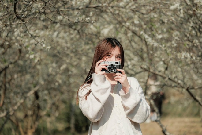 Mộc Châu trở thành điểm siêu hot dịp đầu xuân với những cây hoa mận phủ trắng núi đồi - Ảnh 22.