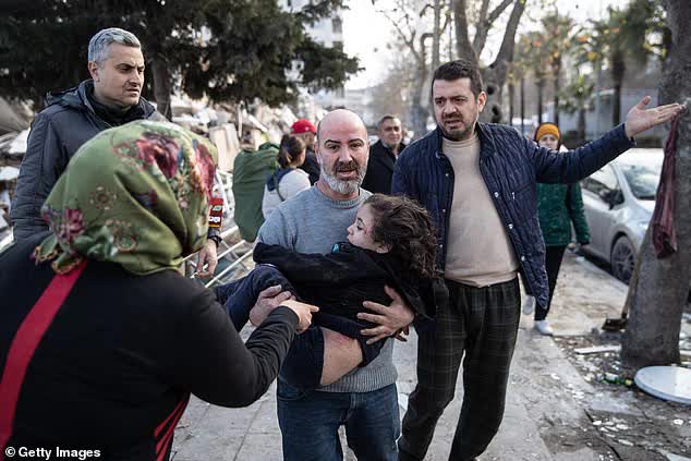 Khoảnh khắc ám ảnh trong thảm họa động đất ở Thổ Nhĩ Kỳ: Cha bất lực nắm chặt tay con gái đã thiệt mạng dưới đống đổ nát - Ảnh 14.