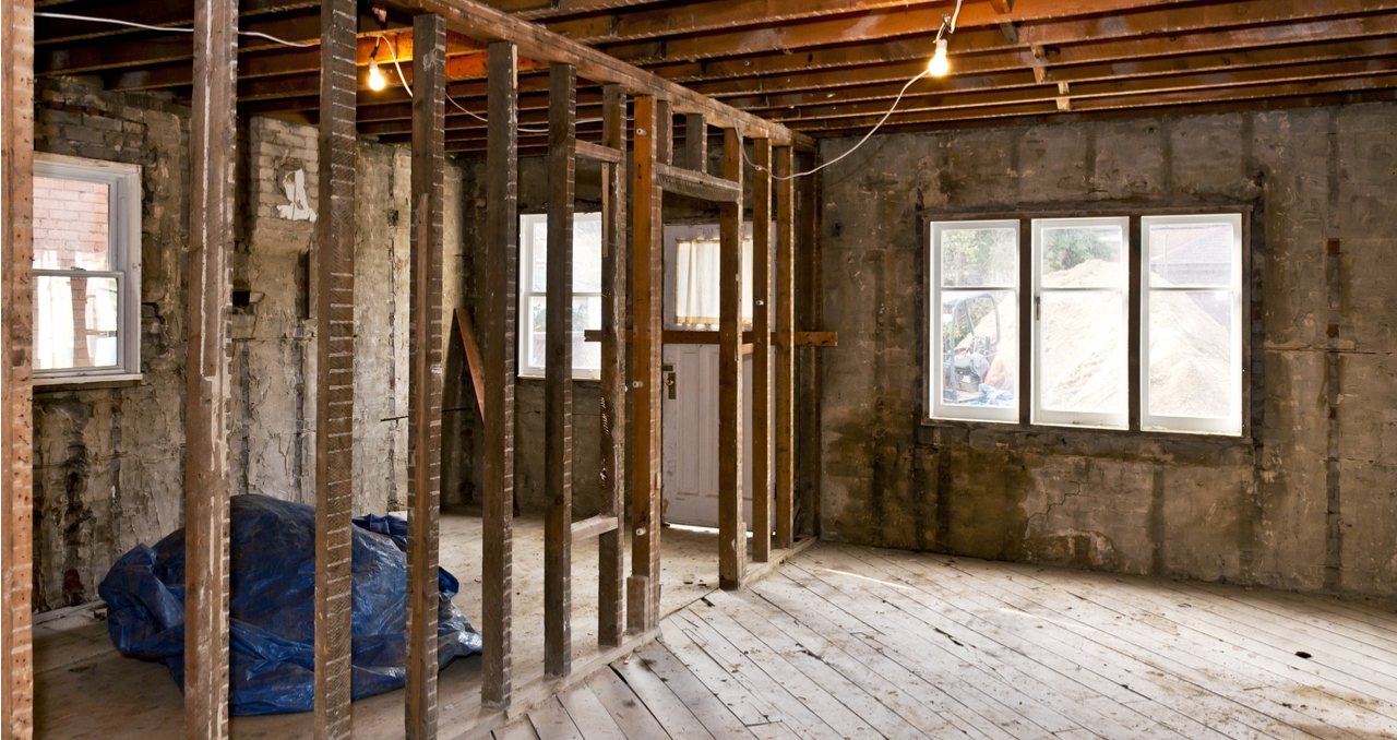 Muốn tự sửa nhà cho tiết kiệm nhưng loay hoay cả năm không xong: Nếu không biết những điều này, tự làm còn tốn kém hơn! - Ảnh 1.