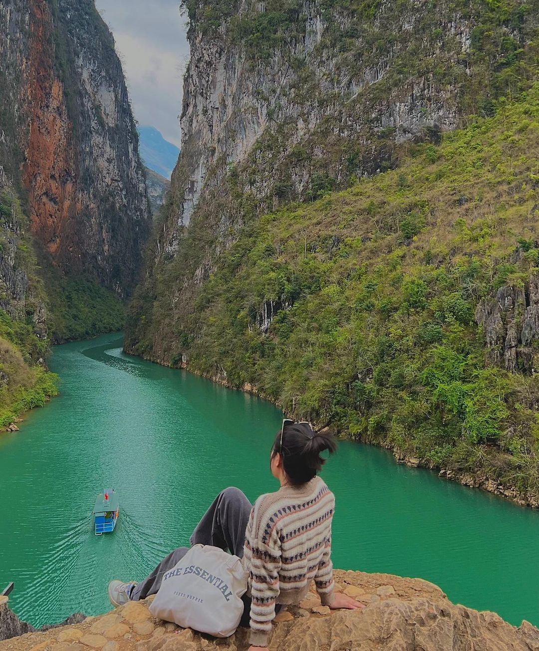 Dòng sông Nho Quế ở Hà Giang có gì hấp dẫn mà khiến Hoa hậu Thùy Tiên ngỡ ngàng ngay khi đặt chân đến? - Ảnh 8.