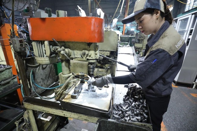 9 người Việt làm việc mới bằng 1 người Singapore - Ảnh 1. 9 người Việt làm việc mới bằng 1 người Singapore - Ảnh 1.