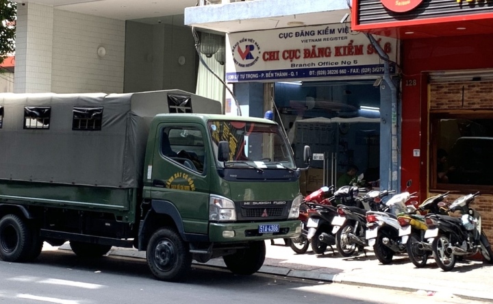 Công an khám xét Chi cục Đăng kiểm số 6 ở TP.HCM - Ảnh 1.