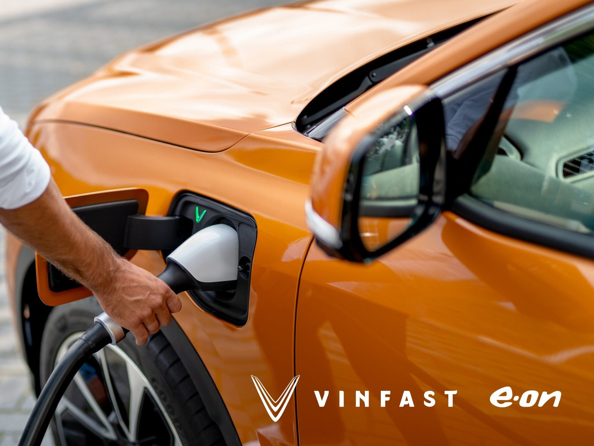 VinFast hợp tác với E.On Drive lắp đặt 200 cổng sạc tại các showroom ở châu Âu - Ảnh 1. VinFast hợp tác với E.On Drive lắp đặt 200 cổng sạc tại các showroom ở châu Âu - Ảnh 1.