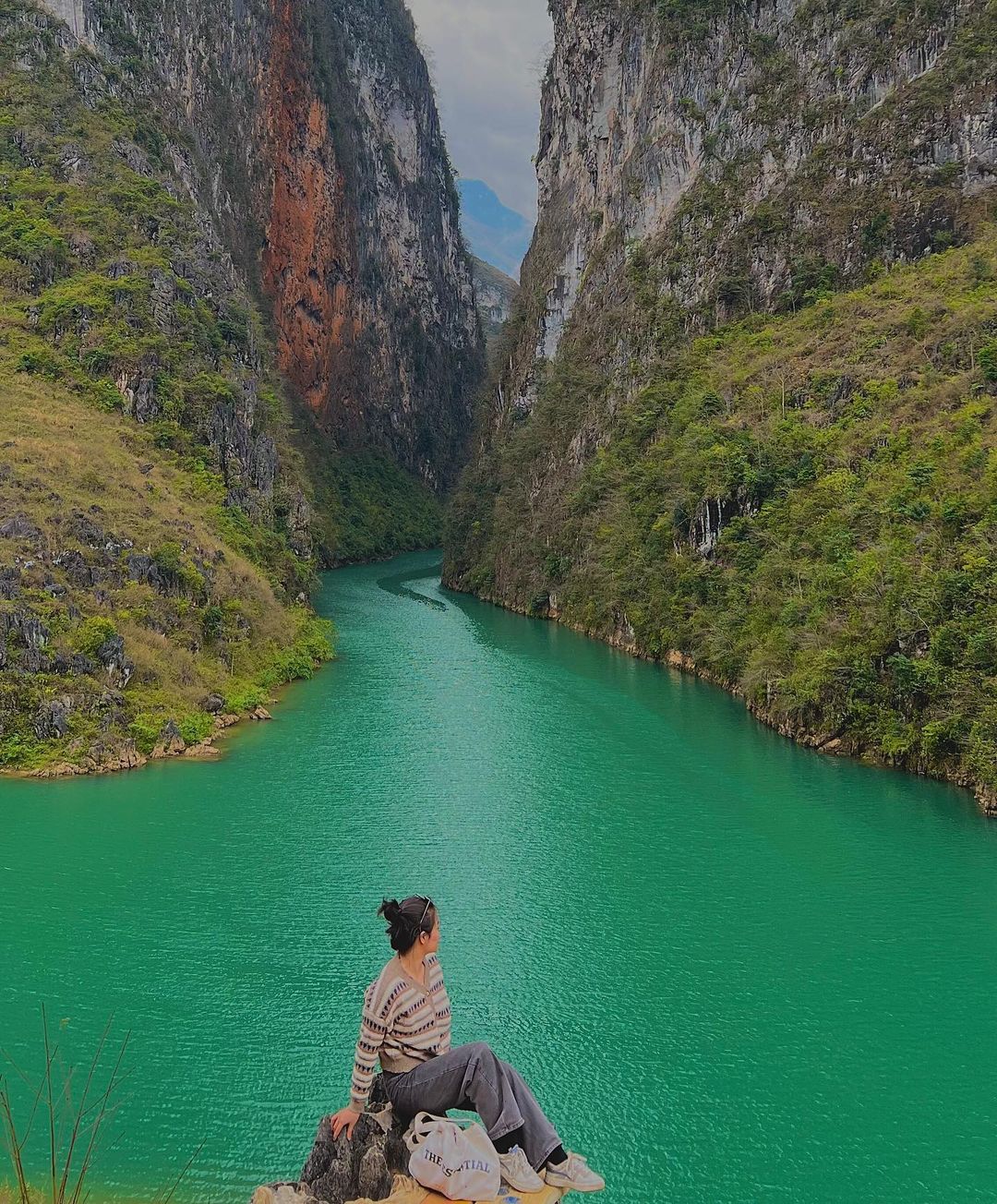 Dòng sông Nho Quế ở Hà Giang có gì hấp dẫn mà khiến Hoa hậu Thùy Tiên ngỡ ngàng ngay khi đặt chân đến? - Ảnh 7.