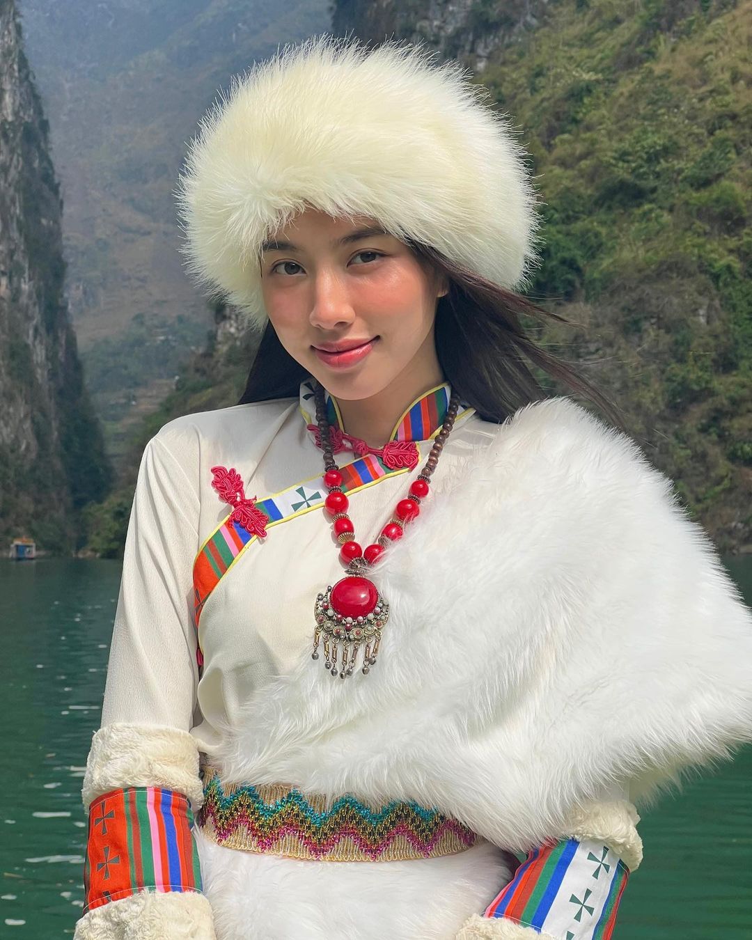 Dòng sông Nho Quế ở Hà Giang có gì hấp dẫn mà khiến Hoa hậu Thùy Tiên ngỡ ngàng ngay khi đặt chân đến? - Ảnh 3.