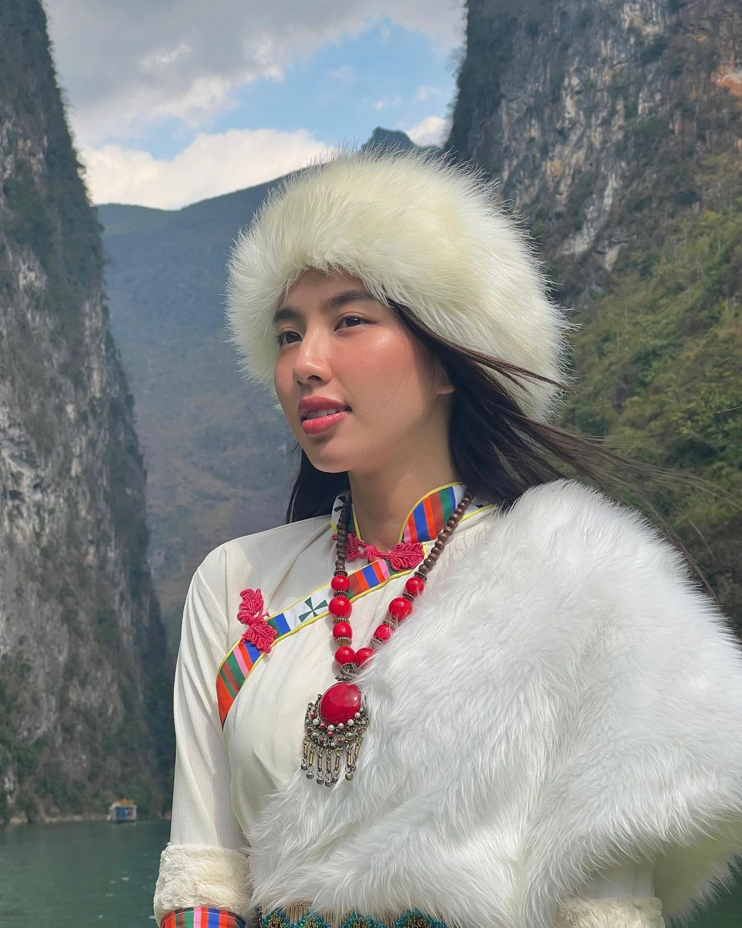 Dòng sông Nho Quế ở Hà Giang có gì hấp dẫn mà khiến Hoa hậu Thùy Tiên ngỡ ngàng ngay khi đặt chân đến? - Ảnh 2.