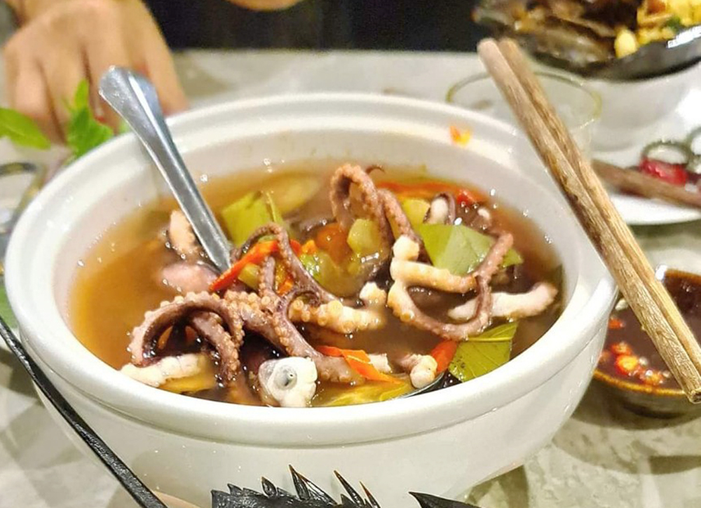 Xuống Hạ Long, qua Xà Cong nếm gỏi ruốc chân dài - Ảnh 2.