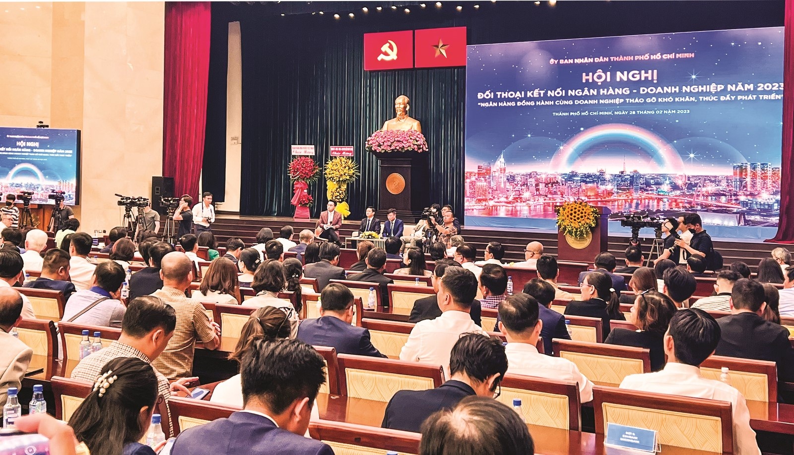 Lãi suất cao, ngân hàng cũng chẳng được lợi - Ảnh 1. Lãi suất cao, ngân hàng cũng chẳng được lợi - Ảnh 1.