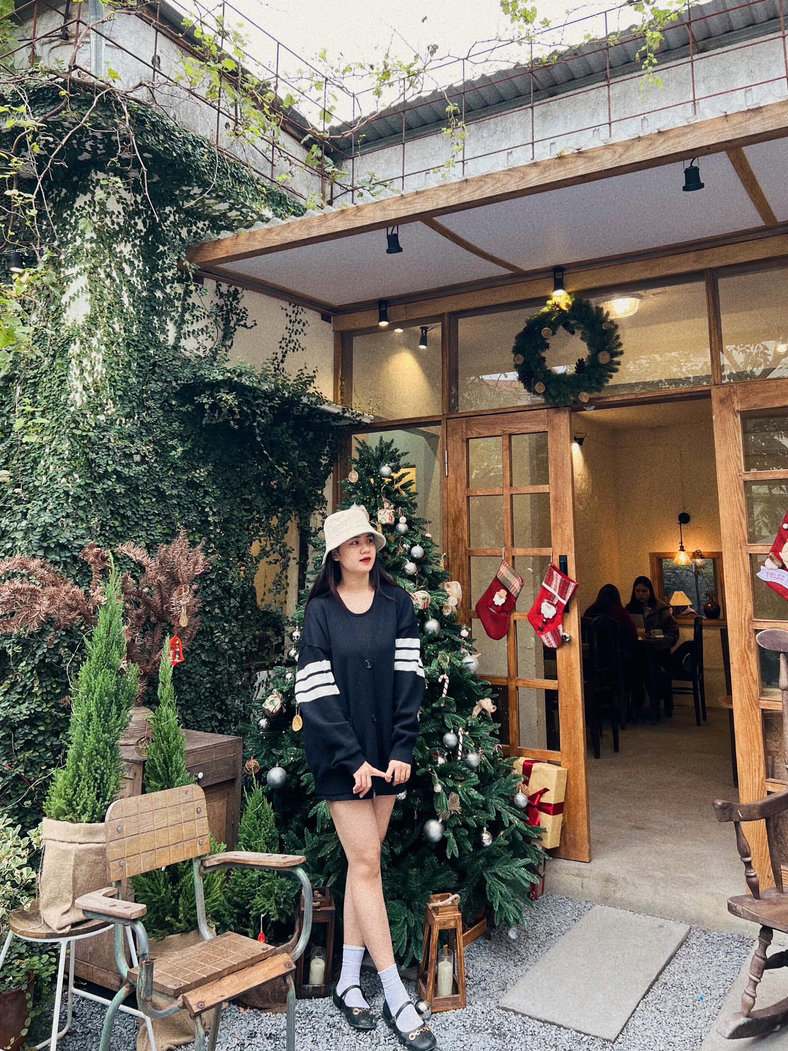 Hoa khôi Nghệ An lấy cầu thủ nổi tiếng: Giờ ở nhà lầu, chồng tặng hàng hiệu, du lịch quanh năm - Ảnh 10. Hoa khôi Nghệ An lấy cầu thủ nổi tiếng: Giờ ở nhà lầu, chồng tặng hàng hiệu, du lịch quanh năm - Ảnh 10.