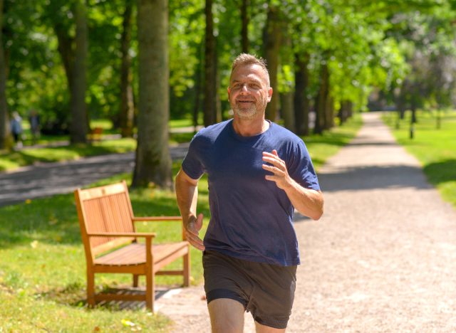 Thói quen chạy hàng ngày ảnh hưởng gì đến cơ thể bạn sau 50 tuổi? - Ảnh 3.