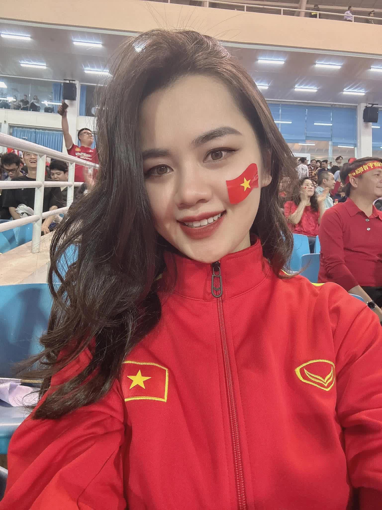 Hoa khôi Nghệ An lấy cầu thủ nổi tiếng: Giờ ở nhà lầu, chồng tặng hàng hiệu, du lịch quanh năm - Ảnh 9. Hoa khôi Nghệ An lấy cầu thủ nổi tiếng: Giờ ở nhà lầu, chồng tặng hàng hiệu, du lịch quanh năm - Ảnh 9.