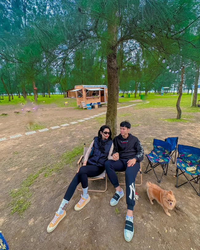 Hoa khôi Nghệ An lấy cầu thủ nổi tiếng: Giờ ở nhà lầu, chồng tặng hàng hiệu, du lịch quanh năm - Ảnh 8. Hoa khôi Nghệ An lấy cầu thủ nổi tiếng: Giờ ở nhà lầu, chồng tặng hàng hiệu, du lịch quanh năm - Ảnh 8.