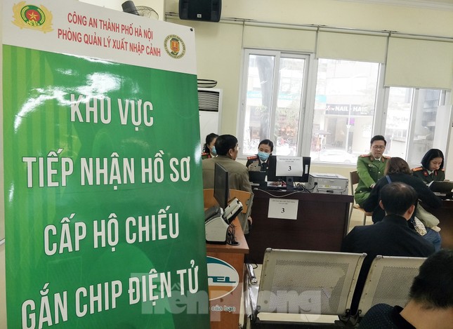 Hà Nội: Người dân chen chân làm hộ chiếu có gắn chip điện tử - Ảnh 11.