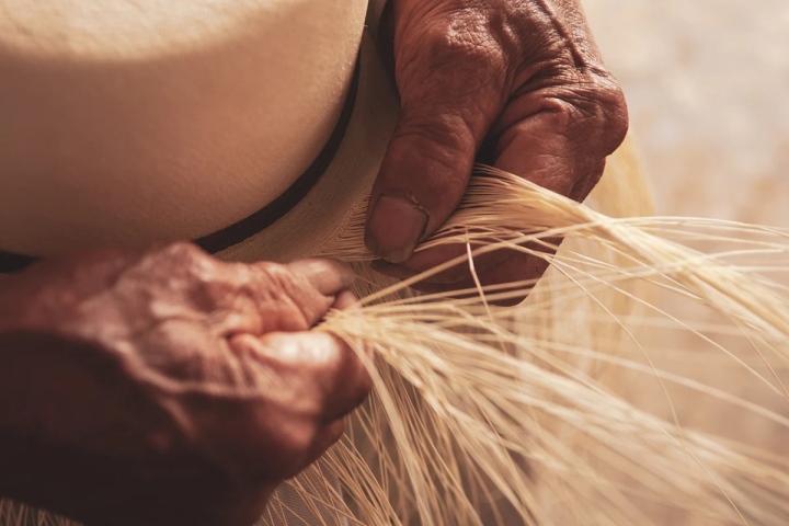 Bật mí về mũ cói đẹp nhất thế giới, giá hàng trăm USD, nhà giàu mới dám mua - Ảnh 1.