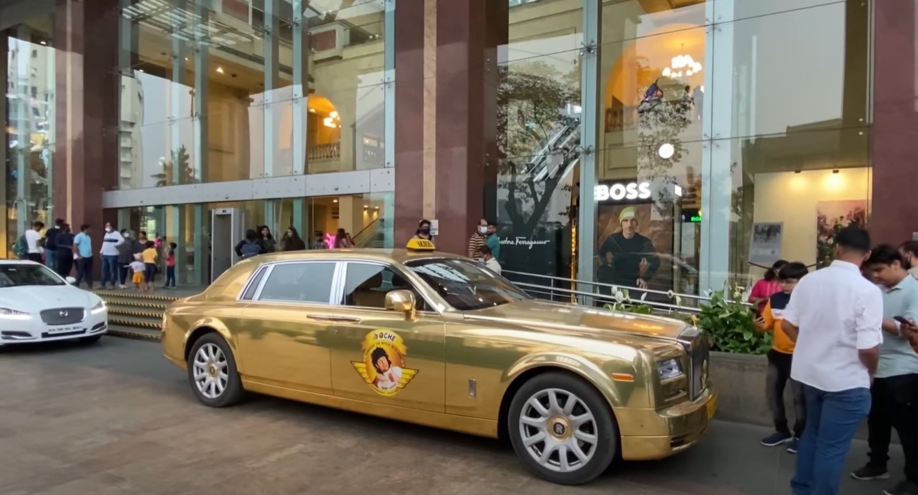Siêu xe RollsRoyce Phantom mạ vàng 10 năm tuổi rao giá 155 tỷ