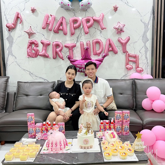 Hoa khôi Nghệ An lấy cầu thủ nổi tiếng: Giờ ở nhà lầu, chồng tặng hàng hiệu, du lịch quanh năm - Ảnh 7. Hoa khôi Nghệ An lấy cầu thủ nổi tiếng: Giờ ở nhà lầu, chồng tặng hàng hiệu, du lịch quanh năm - Ảnh 7.