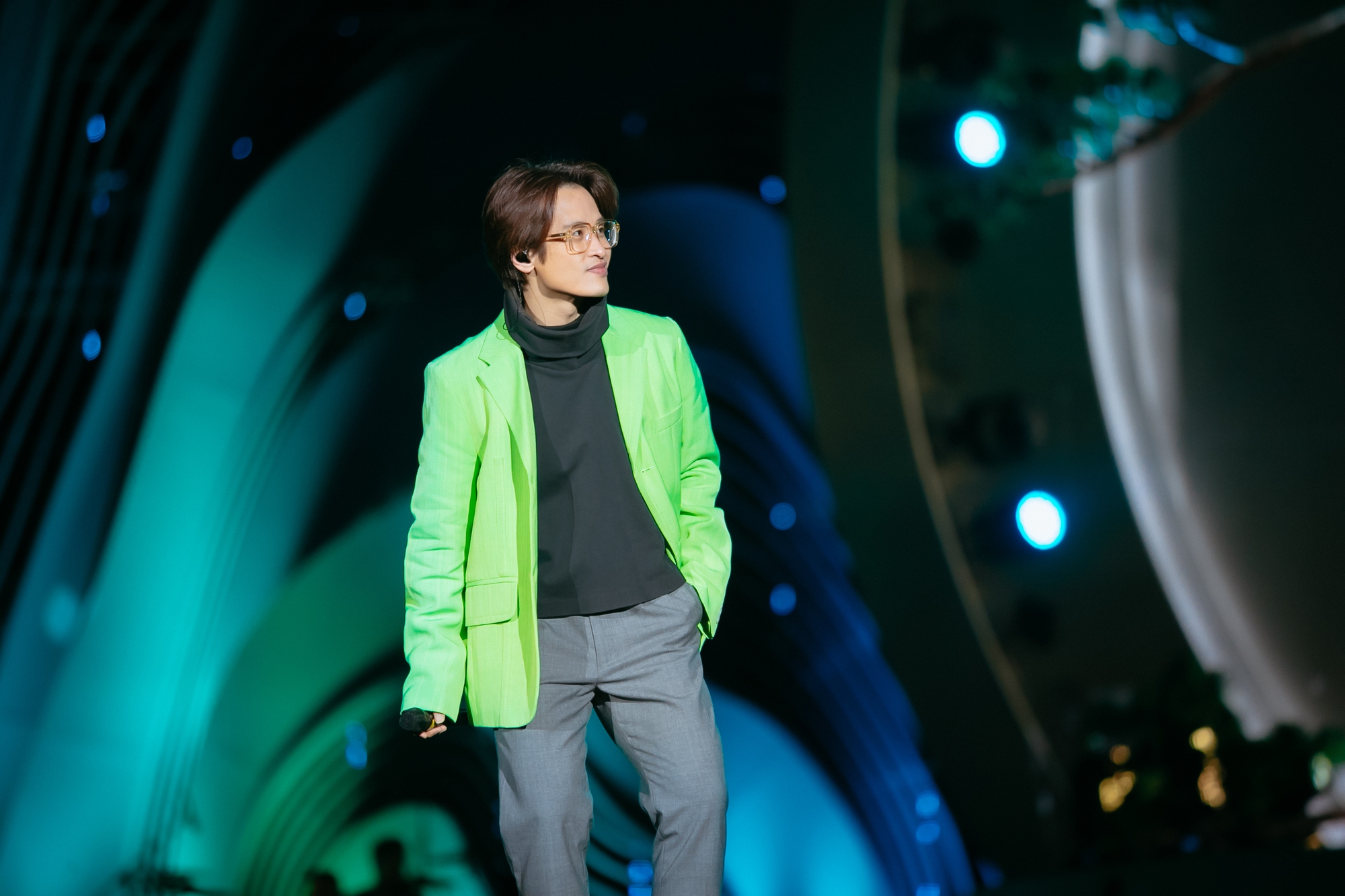 Kết thúc thành công concert Chân Trời Rực Rỡ, MXH vẫn rộ lên tranh cãi về chuyện hát cover và âm nhạc tử tế của Hà Anh Tuấn - Ảnh 1.