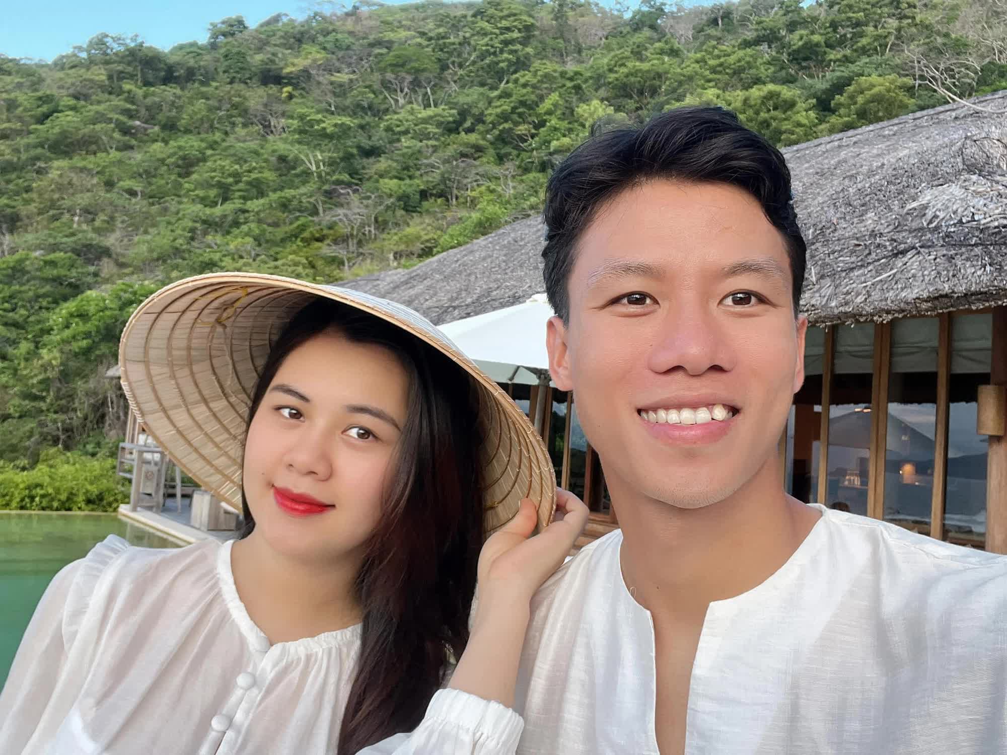 Hoa khôi Nghệ An lấy cầu thủ nổi tiếng: Giờ ở nhà lầu, chồng tặng hàng hiệu, du lịch quanh năm - Ảnh 4. Hoa khôi Nghệ An lấy cầu thủ nổi tiếng: Giờ ở nhà lầu, chồng tặng hàng hiệu, du lịch quanh năm - Ảnh 4.