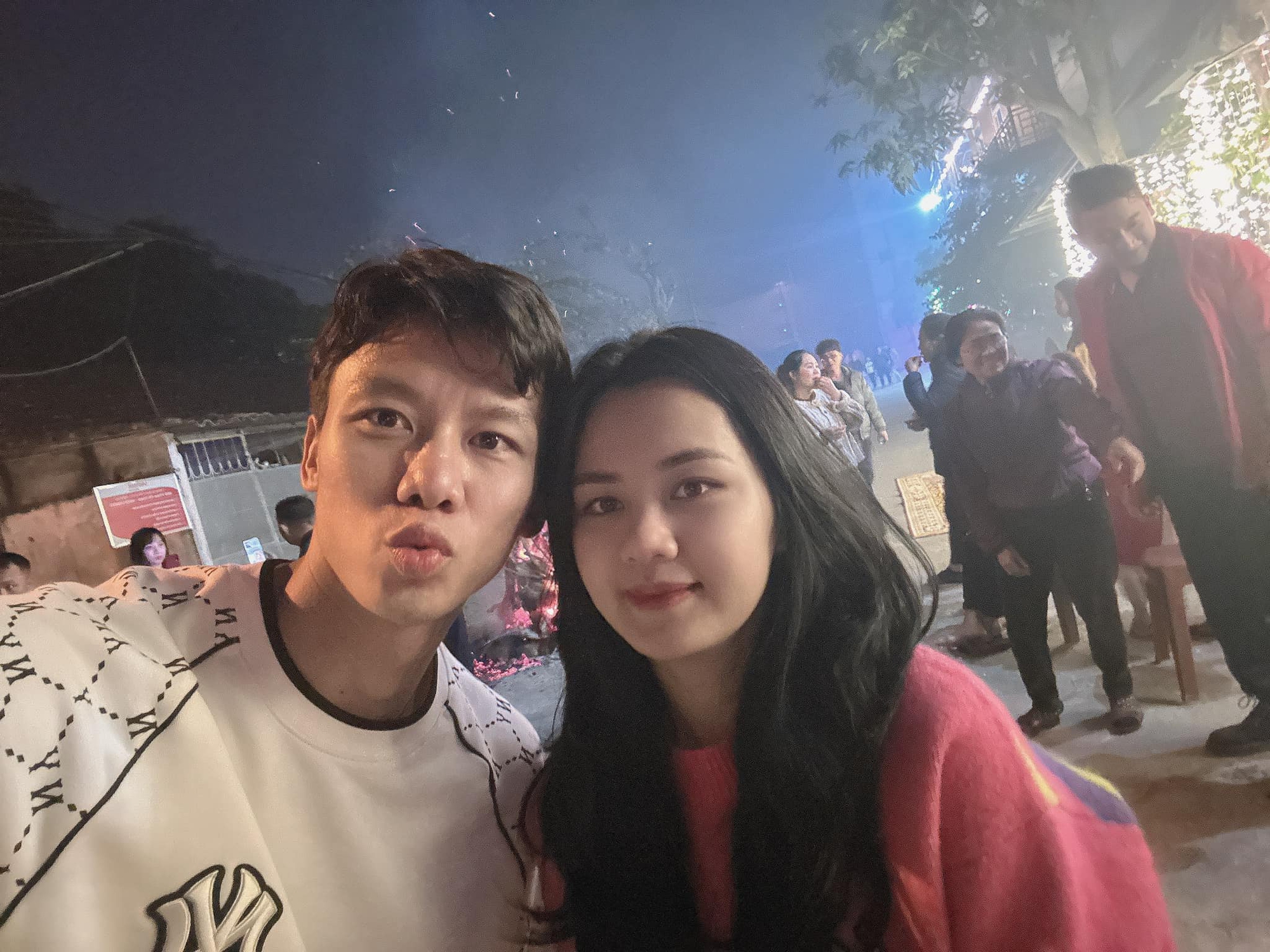 Hoa khôi Nghệ An lấy cầu thủ nổi tiếng: Giờ ở nhà lầu, chồng tặng hàng hiệu, du lịch quanh năm - Ảnh 3. Hoa khôi Nghệ An lấy cầu thủ nổi tiếng: Giờ ở nhà lầu, chồng tặng hàng hiệu, du lịch quanh năm - Ảnh 3.