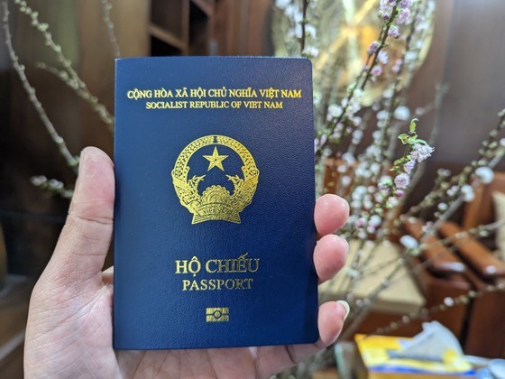 Cận cảnh mẫu hộ chiếu gắn chíp được cấp từ 1-3 - Ảnh 1.