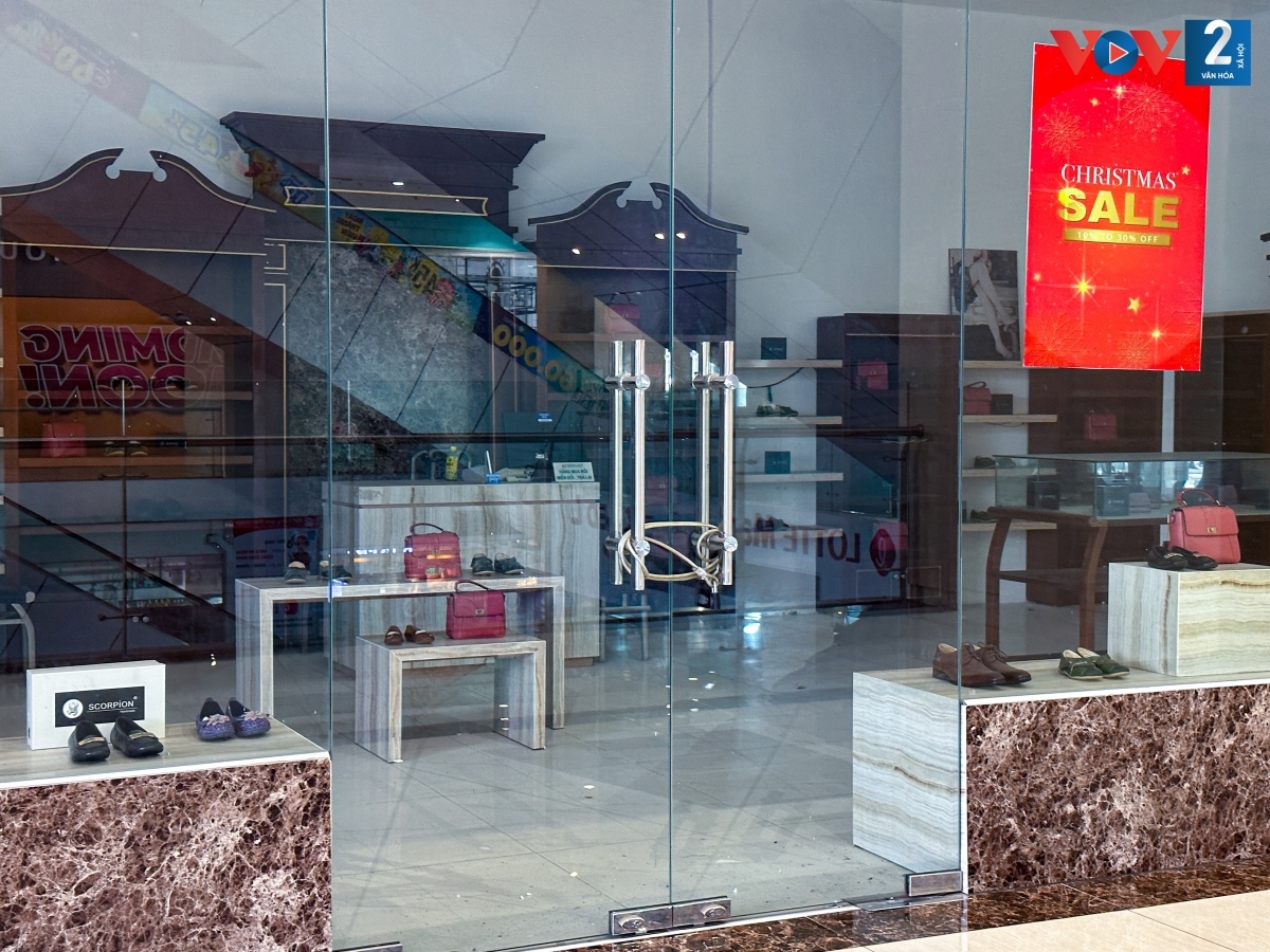 Các trung tâm thương mại nổi tiếng ở Hà Nội vắng vẻ, đìu hiu - Ảnh 20.