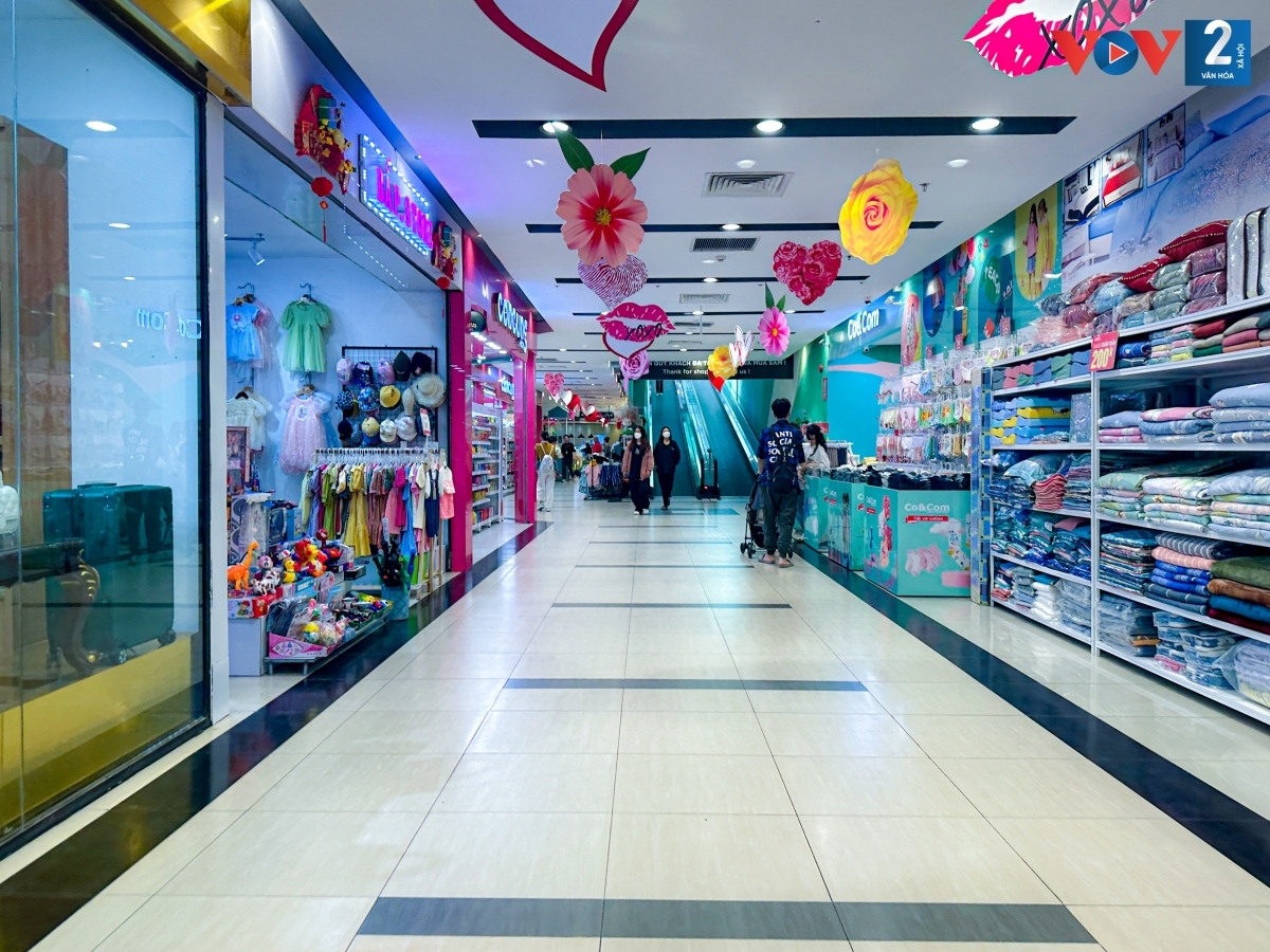 Các trung tâm thương mại nổi tiếng ở Hà Nội vắng vẻ, đìu hiu - Ảnh 10.
