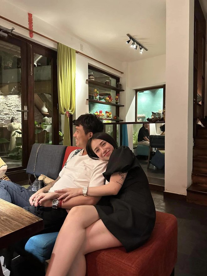 Khoe quà tặng vợ 8/3 muộn, đại gia Minh Nhựa để lộ mối quan hệ giữa vợ hai và con riêng, có bất hòa như đồn đại? - Ảnh 2.