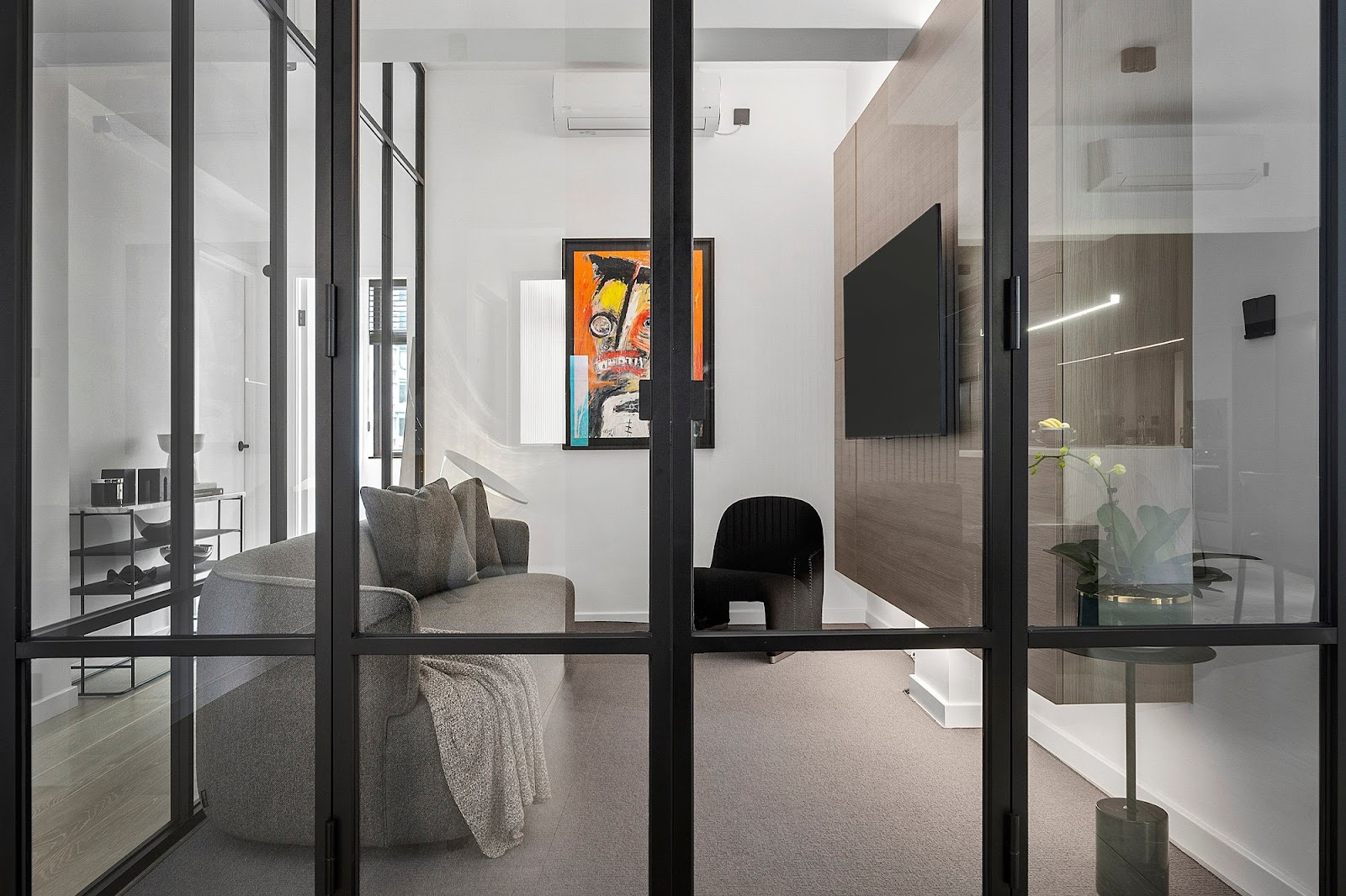 Cải tạo căn hộ 214m2 từ 63 năm trước: Sự tối tăm và tồi tàn hoàn toàn biến mất, gia chủ nhận nhà mà ngỡ ngàng - Ảnh 5.