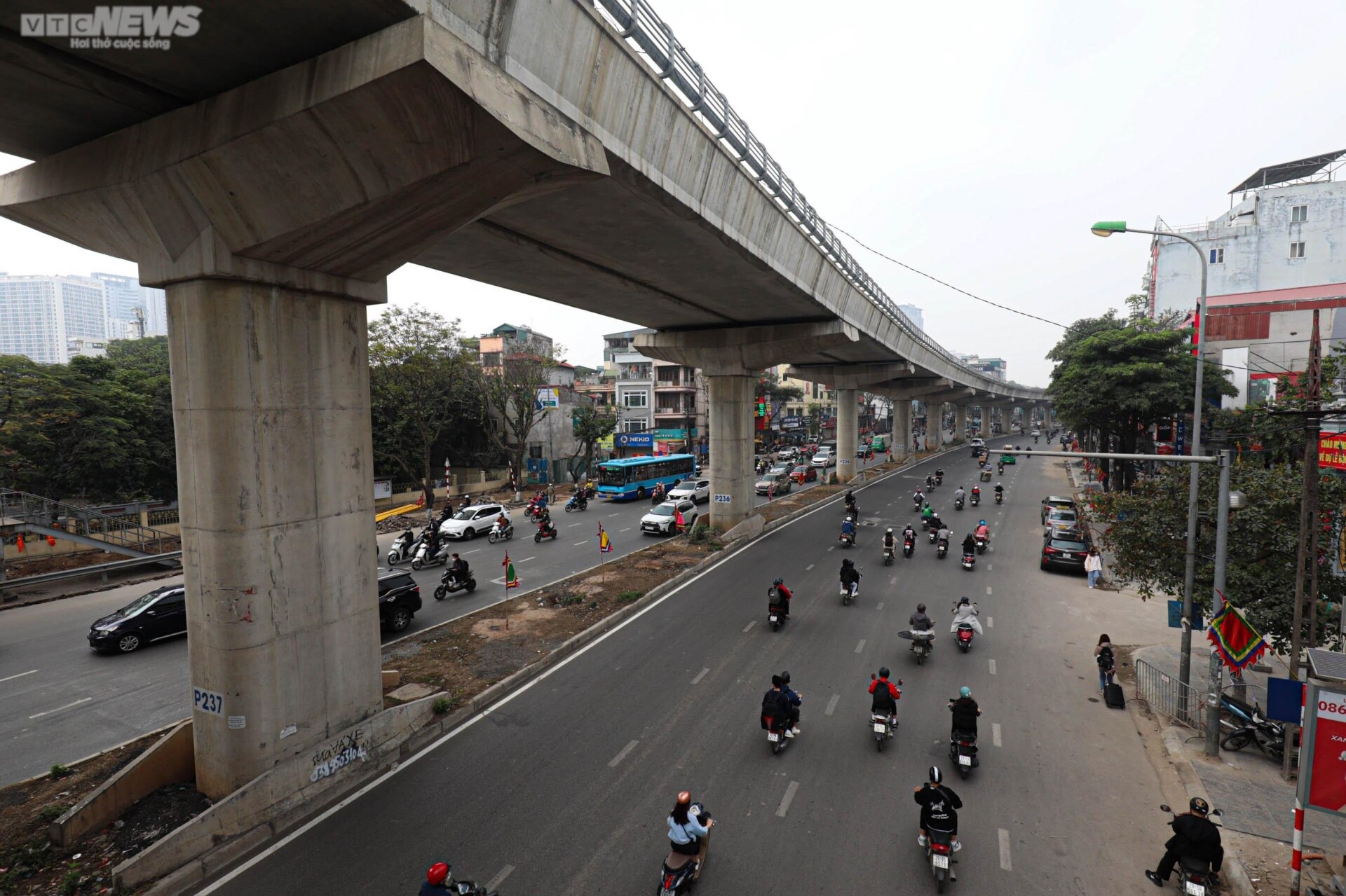 Tuyến đường sắt Nhổn - ga Hà Nội biến thành bãi chứa rác thải, phế liệu - Ảnh 2.