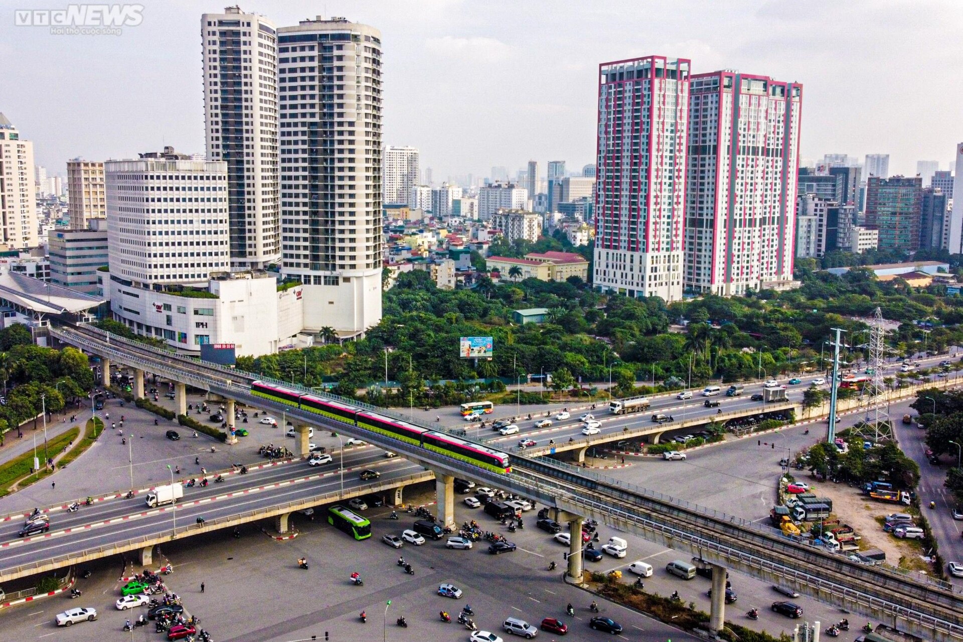 Tuyến đường sắt Nhổn - ga Hà Nội biến thành bãi chứa rác thải, phế liệu - Ảnh 1.