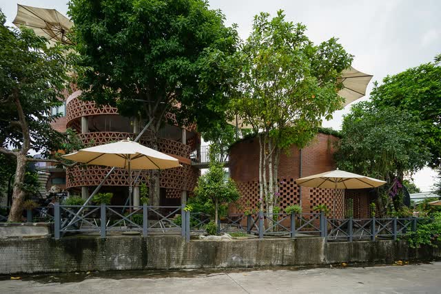  Biên Hòa: Lạ mắt với quán cà phê trông như cây nấm, có hồ cá Koi đắt giá - Ảnh 1.
