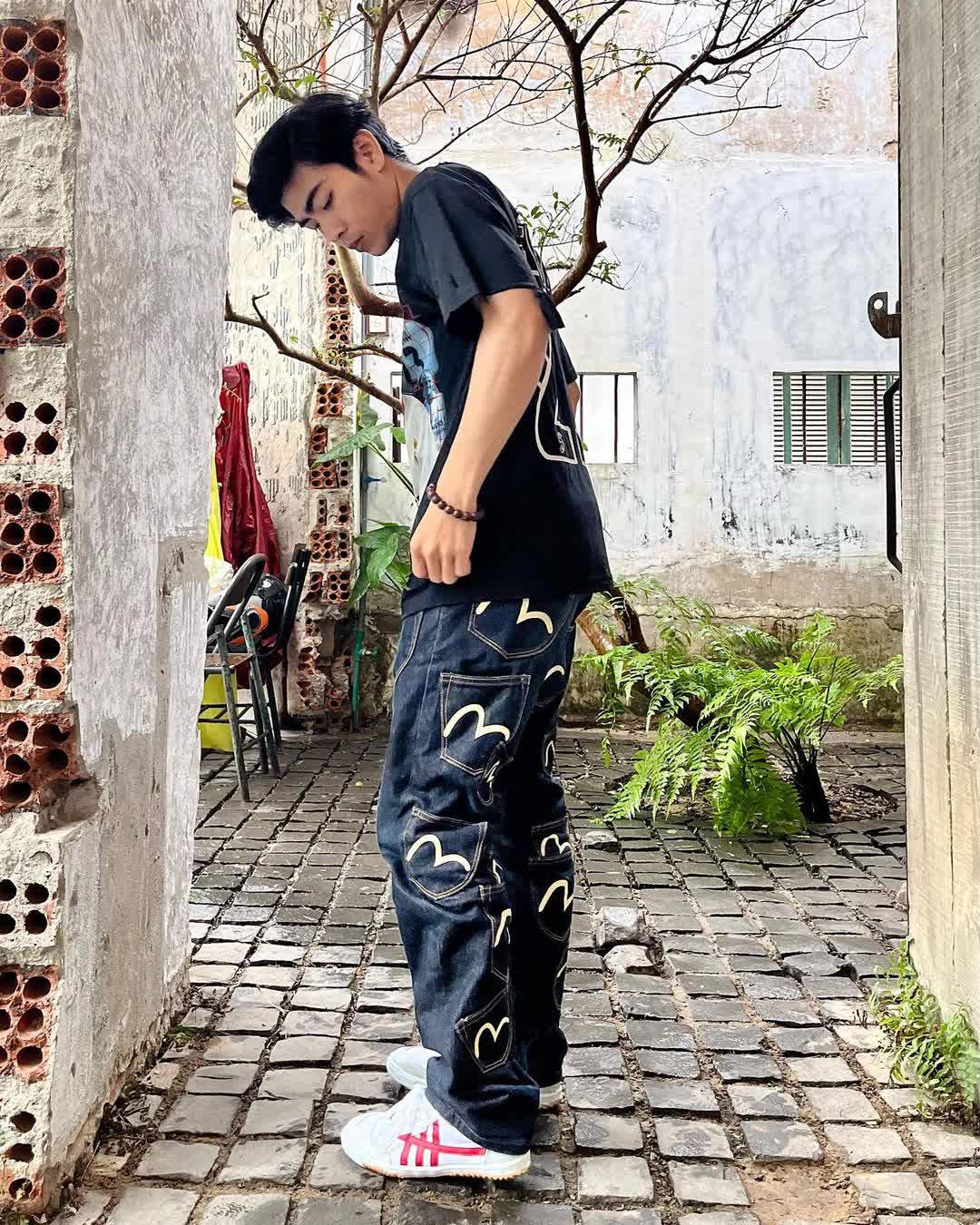 Đôi giày quốc dân của Việt Nam hot trở lại sau 23 năm: Viral rần rần trên TikTok, nhờ HIEUTHUHAI mà cháy hàng diện rộng - Ảnh 13. Đôi giày quốc dân của Việt Nam hot trở lại sau 23 năm: Viral rần rần trên TikTok, nhờ HIEUTHUHAI mà cháy hàng diện rộng - Ảnh 13.