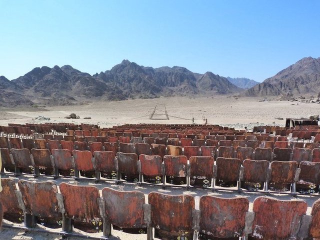 Bí ẩn về rạp chiếu phim tận thế, được xây dựng trên sa mạc Ai Cập nhưng hơn 30 năm chẳng một bóng người ghé thăm - Ảnh 4.