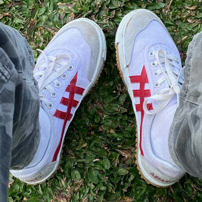 Đôi giày quốc dân của Việt Nam hot trở lại sau 23 năm: Viral rần rần trên TikTok, nhờ HIEUTHUHAI mà cháy hàng diện rộng - Ảnh 10. Đôi giày quốc dân của Việt Nam hot trở lại sau 23 năm: Viral rần rần trên TikTok, nhờ HIEUTHUHAI mà cháy hàng diện rộng - Ảnh 10.