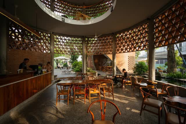  Biên Hòa: Lạ mắt với quán cà phê trông như cây nấm, có hồ cá Koi đắt giá - Ảnh 12.