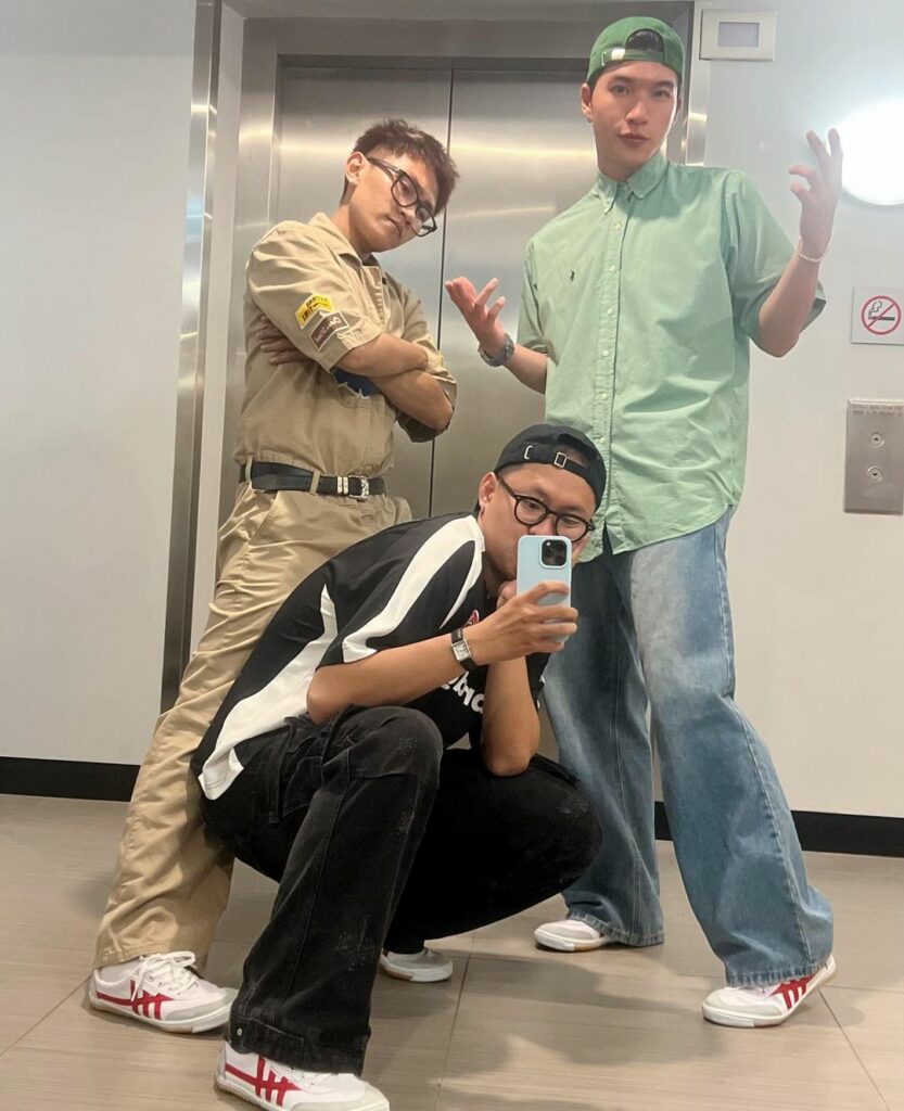 Đôi giày quốc dân của Việt Nam hot trở lại sau 23 năm: Viral rần rần trên TikTok, nhờ HIEUTHUHAI mà cháy hàng diện rộng - Ảnh 6. Đôi giày quốc dân của Việt Nam hot trở lại sau 23 năm: Viral rần rần trên TikTok, nhờ HIEUTHUHAI mà cháy hàng diện rộng - Ảnh 6.