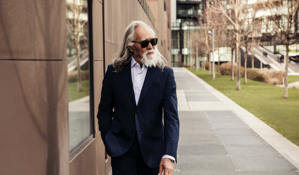 Cụ ông 73 tuổi với vẻ ngoài 40: Ăn kiêng suốt 20 năm và treo ngược người mỗi ngày - Ảnh 2.