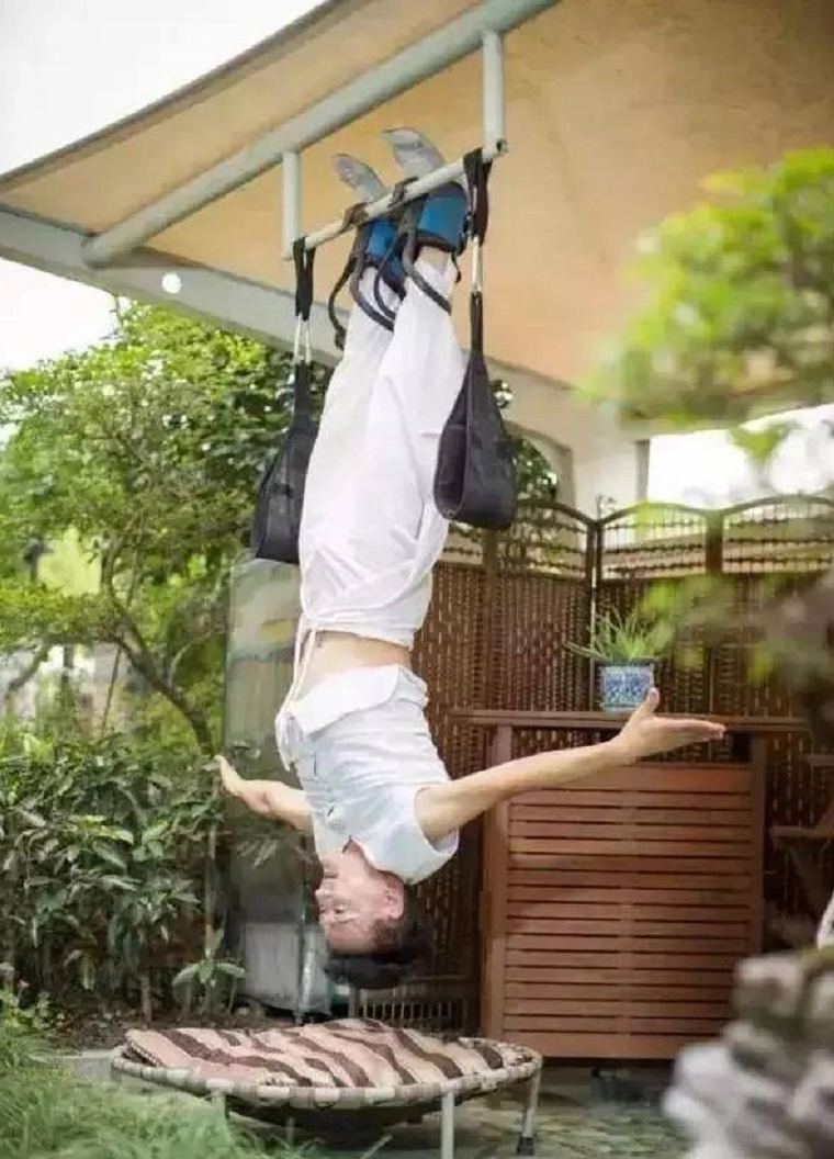 Cụ ông 73 tuổi với vẻ ngoài 40: Ăn kiêng suốt 20 năm và treo ngược người mỗi ngày - Ảnh 1.